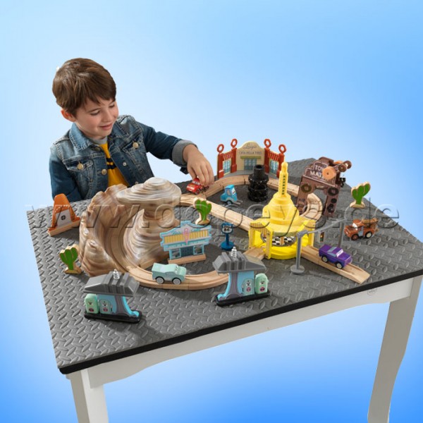 Disney Pixar Cars 3 50-teiliges Eisenbahnset Radiator Springs von KidKraft 18013